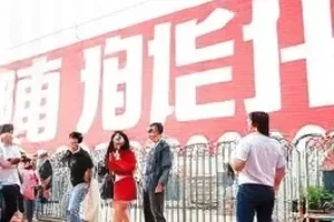《纸鸢落点》封面：线轴与悬停在半空的风筝