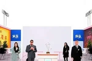 《半格胶片》封面：半格相机与散落的底片