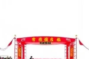 《缺席的第九人》封面：长桌九把椅子中空出的一把