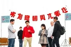 《候鸟时刻表》封面：翻开的时刻表与窗外的鸟群