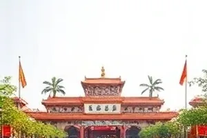 《第七张车票》封面：检票口与摊开的七张旧车票