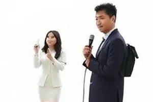 《拾荒者手记》封面：堆满旧纸箱的院子与一双手记本